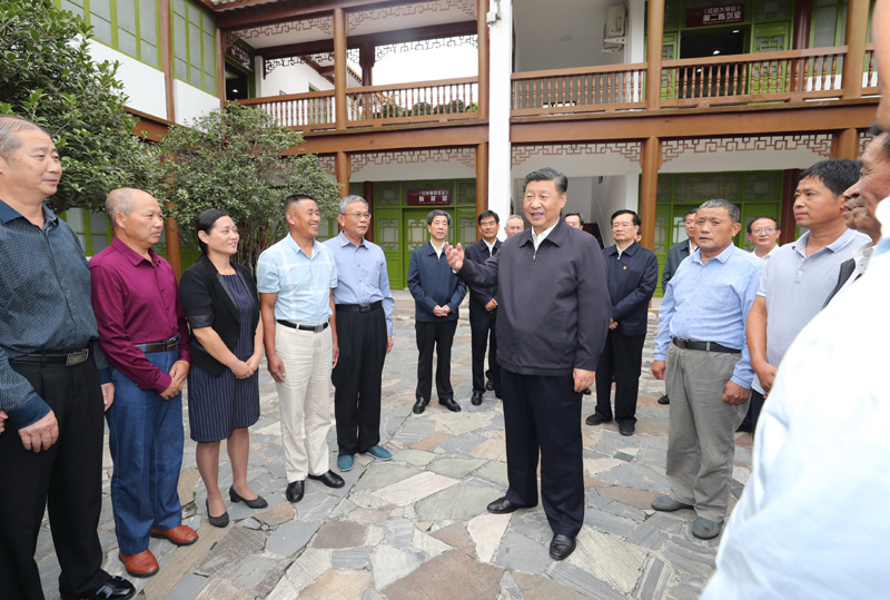 　　9月16日至18日，中共中央總書(shū)記、國(guó)家主席、中央軍委主席習(xí)近平在河南考察。這是16日下午，習(xí)近平在位于信陽(yáng)市新縣的鄂豫皖蘇區(qū)首府革命博物館，同當(dāng)?shù)丶t軍后代、革命烈士家屬代表親切交談。 新華社記者 鞠鵬 攝