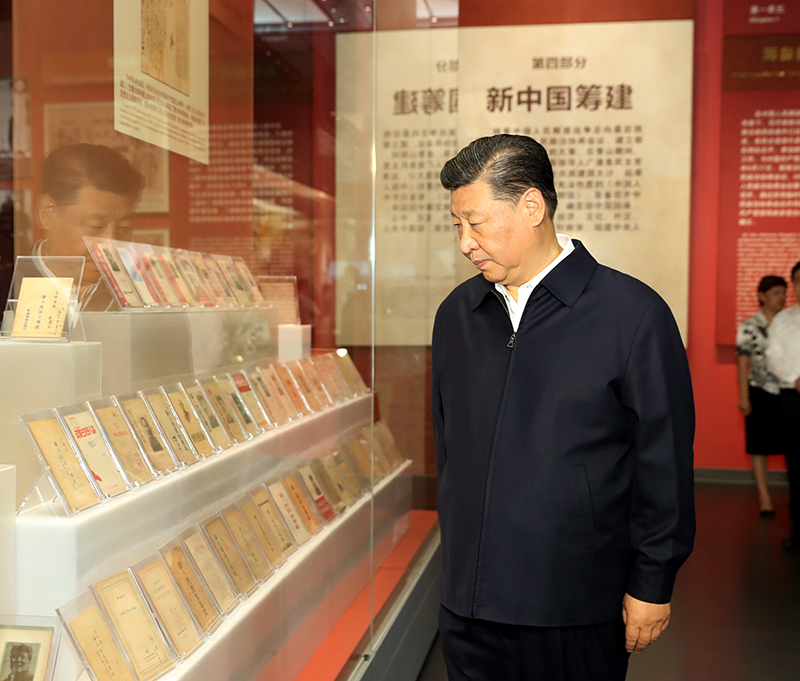 9月12日，中共中央總書記、國家主席、中央軍委主席習近平視察中共中央北京香山革命紀念地。這是習近平在香山革命紀念館參觀《為新中國奠基》主題展覽。